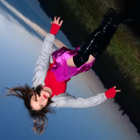 Sophia Kennedy – Squeeze Me (2025)